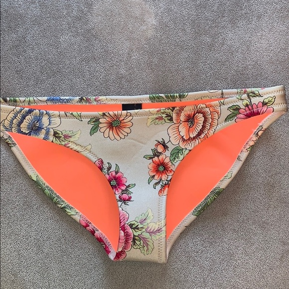 •TRIANGL Floral Set• - Picture 4 of 6